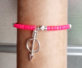 Neon roze armbandje met pijl
