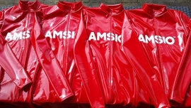 Rode catsuits voor Amsio