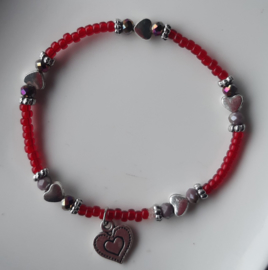 Ruby red hartjes armbandje