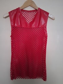 Rood net shirt mouwloos met lak maat S en M