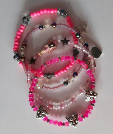 Neon roze armbandje