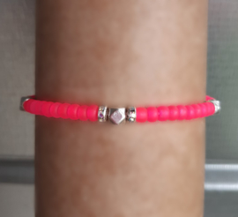 Neon roze armbandje met pijl