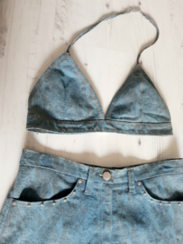 Bikinitop van jeans met slangenprint maat S