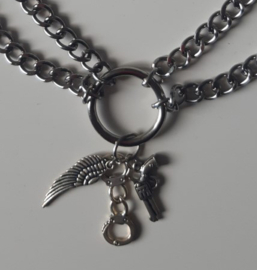 Ketting met vleugel, handboei en gun