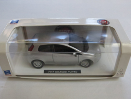 SOLD NewRay, Fiat Grande Punto (zilver/grijs)