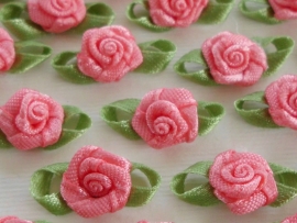 (Rb-034) 10 satijnen roosjes met blaadje - zacht roze - 2cm