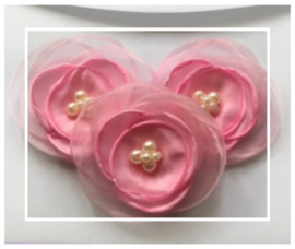 (BLzc-043) Chique bloem - met pareltjes - zijde & organza - roze - 65mm