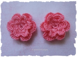 (BLh-037b) 2 gehaakte bloemetjes - koraal roze - 25mm
