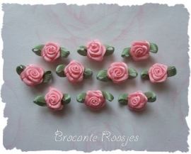 (Rb-004) 10 satijnen roosjes met blaadje - zacht roze - 17mm