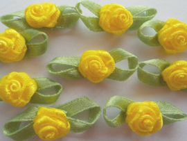 (Rb-044) 10 satijnen roosjes met blaadje - zonnig geel - 2cm