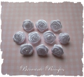 (RM-001) 10 satijnen roosjes - wit - 15mm
