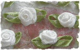 (Rb-030) 10 satijnen roosjes met blaadje - wit - 2cm