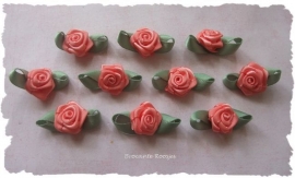 (RMb-024a) 10 satijnen roosjes met blaadje - perzik - 27mm