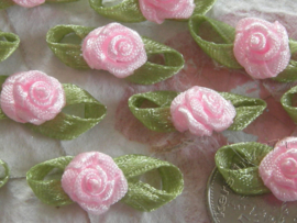 (Rb-031) 10 satijnen roosjes met blaadje - licht roze - 2cm