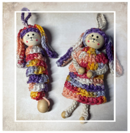 Gehaakt geluks konijntje - jurkje - paars-geel-rood