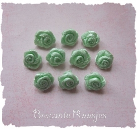 (R-028) 10 satijnen roosjes - zacht groen - 10mm