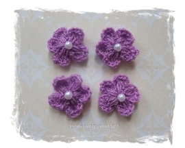 (BLh-030) 4 gehaakte bloemetjes met pareltje - lavendel - 2cm