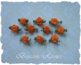 (Rb-018) 10 satijnen roosjes met blaadje - oranje - 17mm