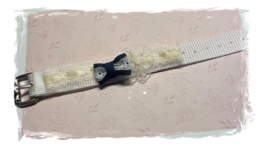 (Ar-005) Armbandje met kant - denim strikje en bedeltje