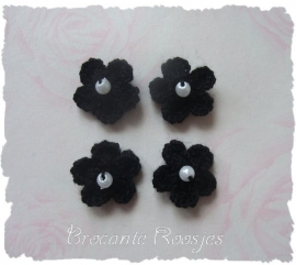 (BLh-034) 4 gehaakte bloemetjes met pareltje - zwart - 2cm