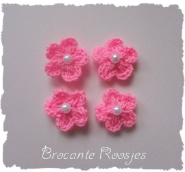 (BLh-023) 4 gehaakte bloemetjes met pareltje - roze - 2cm