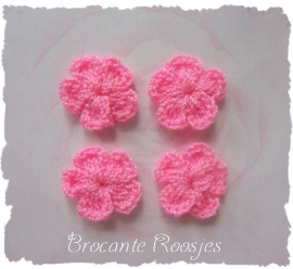 (BLh-006) 4 gehaakte bloemetjes - roze - 2cm
