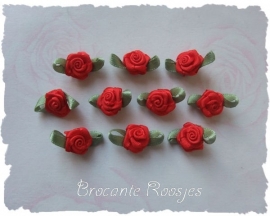 (Rb-009) 10 satijnen roosjes met blaadje - rood - 17mm