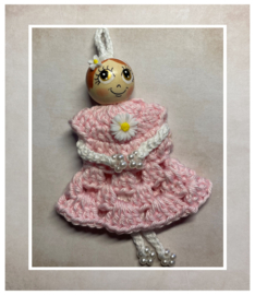 Gehaakt poppetje met haarbandje - lichtroze