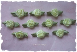 (RMb-013) 10 satijnen roosjes met blaadje - licht geel - 3cm