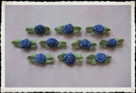 (Rb-040) 10 satijnen roosjes met blaadje - korenblauw - 2cm