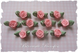 (RMb-022) 10 satijnen roosjes met blaadje - zacht roze - 27mm
