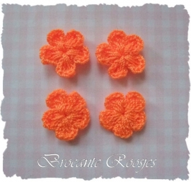 (BLh-012) 4 gehaakte bloemetjes - oranje - 2cm