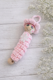 Gehaakt bloem gelukswormpje  - lichtroze