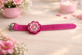 (Ar-007) Armbandje met gehaakte bloem en flatback parel - fuchsia