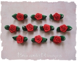 (RMb-026) 10 satijnen roosjes met blaadje - rood/donkergroen - 27mm
