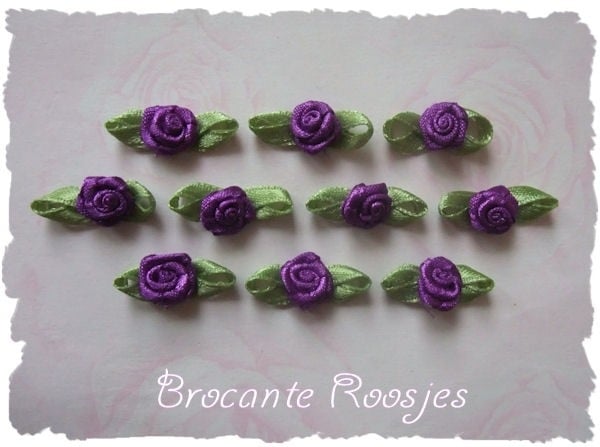 (Rb-042) 10 satijnen roosjes met blaadje - paars - 2cm