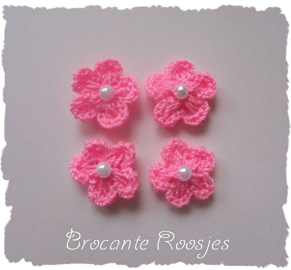 (BLh-023) 4 gehaakte bloemetjes met pareltje - roze - 2cm