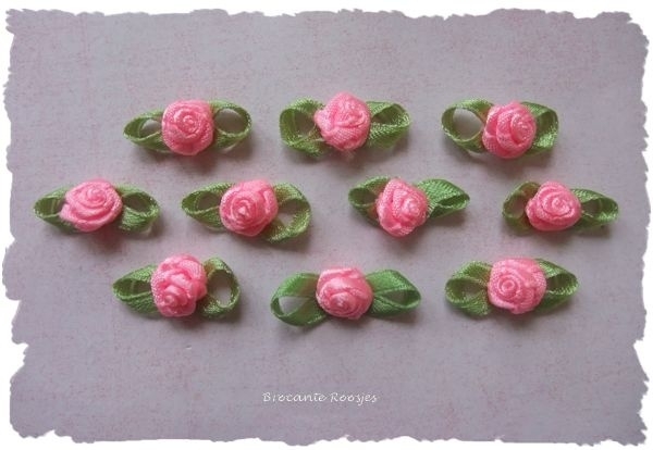 (Rb-033) 10 satijnen roosjes met blaadje - roze - 2cm