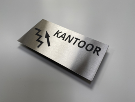 RVS deurplaatje, opschrift "KANTOOR" + pijl trap links omhoog 18x9cm