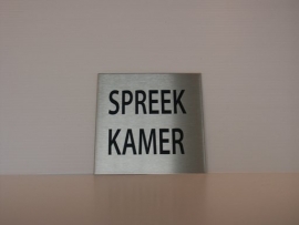 RVS deurplaatje, opschrift SPREEKKAMER 9 x 9 cm