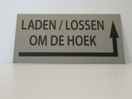 RVS deurplaatje KLEIN  opschrift "LADEN EN LOSSEN OM DE HOEK"  + pijl rechtsom 18x9cm