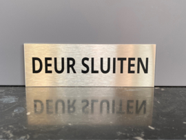 RVS deurplaatje, opschrift "DEUR SLUITEN" 15x5cm