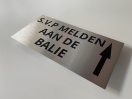 RVS deurplaatje, opschrift "SVP MELDEN AAN DE BALIE"  + pijl rechtdoor 18x9cm