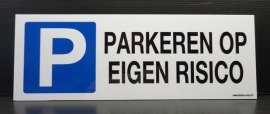 Kunststof Bordje P + tekst "PARKEREN OP EIGEN RISICO" - art.nr.0037