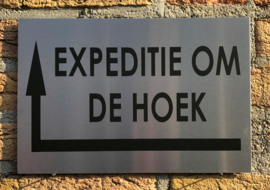 RVS buitenbord met opschrift 'EXPEDITIE OM DE HOEK' + pijl linksom 30 x 20 CM