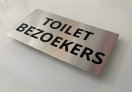 RVS deurplaatje, opschrift "TOILET BEZOEKERS" - 18x9 cm