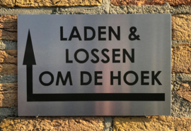 RVS buitenbord met opschrift 'LADEN EN LOSSEN OM DE HOEK' + pijl linksom 30 x 20 CM