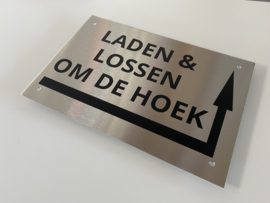 RVS buitenbord met opschrift 'LADEN EN LOSSEN OM DE HOEK' + pijl rechtsom 30 x 20 CM