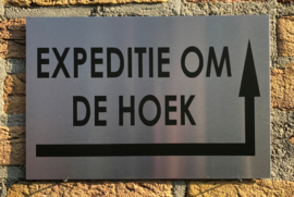 RVS buitenbord met opschrift 'EXPEDITIE OM DE HOEK' + pijl rechtsom 30 x 20 CM