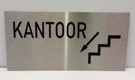 RVS deurplaatje, opschrift "KANTOOR" + pijl trap links omlaag 18x9cm